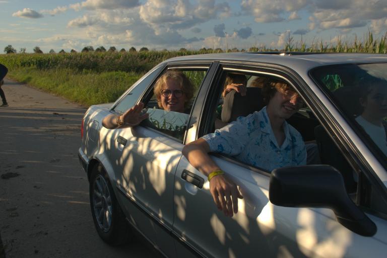 Jongeren in auto met zonlicht