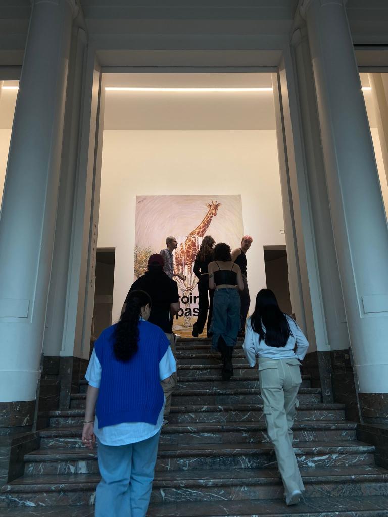 Op de trappen van het museum